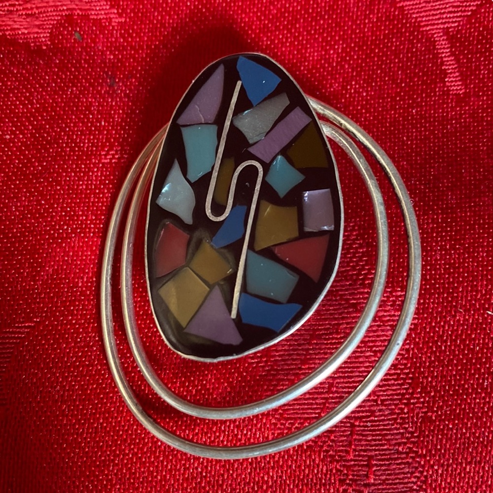 PENDANT OR BROOCH SILVER TONE MIXED COLOR SHELL CHIPS